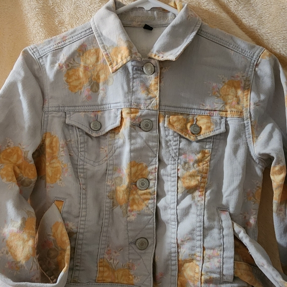 American Eagle soft, stretchy floral jean jacket - Picture 2 of 4